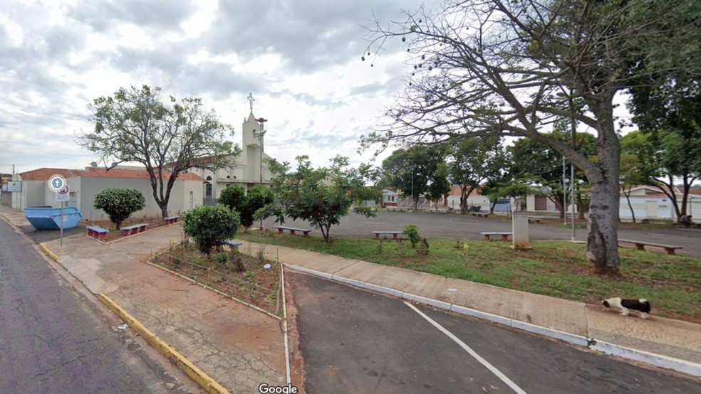 Segundo a sentença, os abusos começaram após a vítima frequentar a Paróquia Sagrada Família, em Penápolis (SP) — Foto: Google Street View