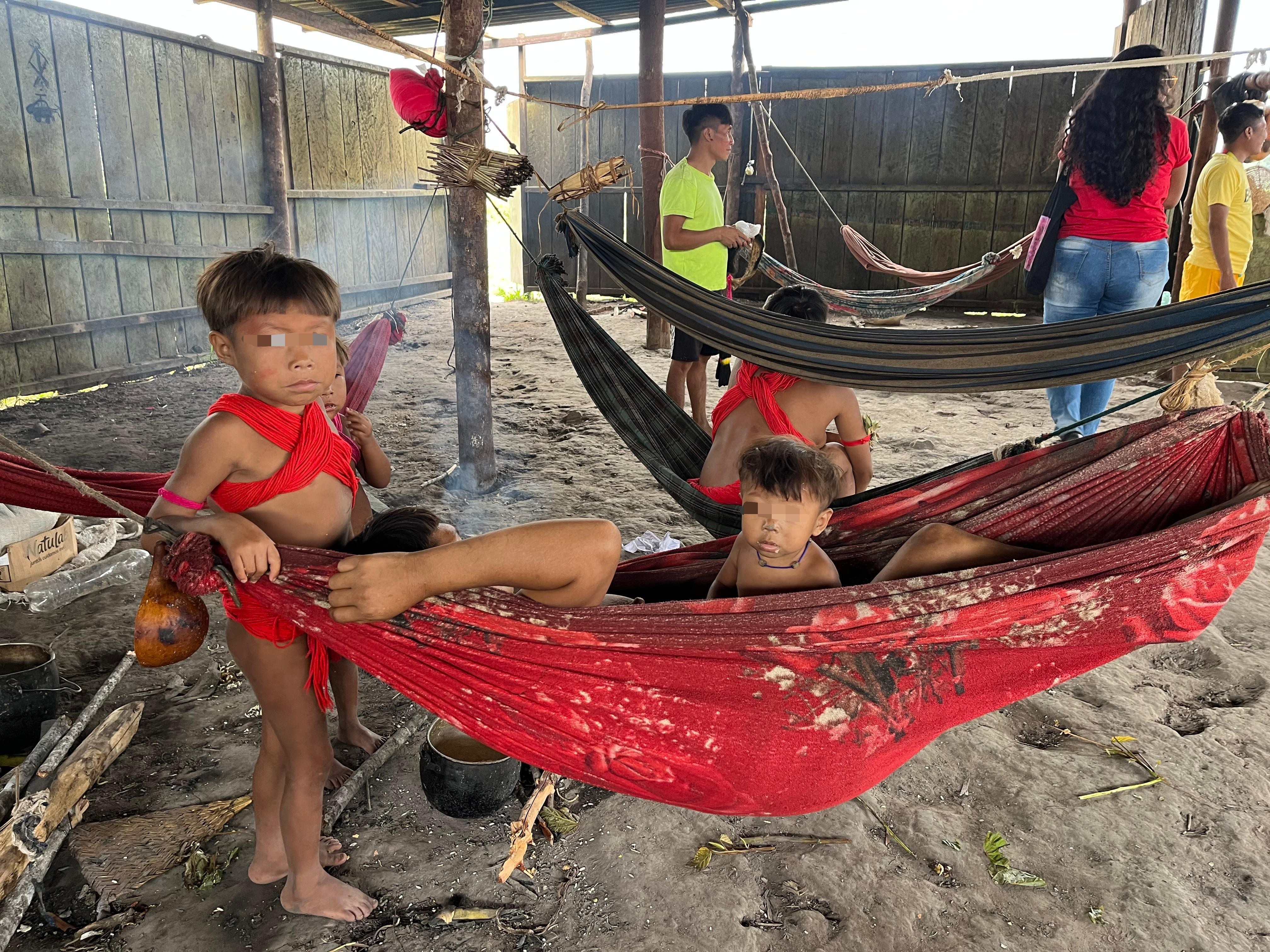 Garimpo ameaça saúde de crianças Yanomami com contaminação por mercúrio, desnutrição e malária, aponta Unicef