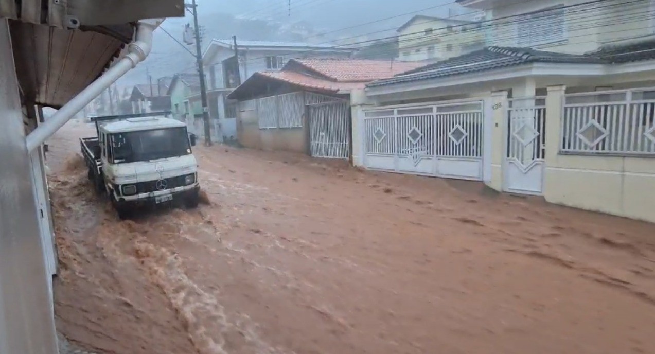 Chuva causa queda de pontes, alagamentos e deslizamentos em Paraibuna, SP
