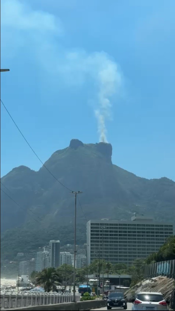 Incêndio atinge o pico da Pedra da Gávea
