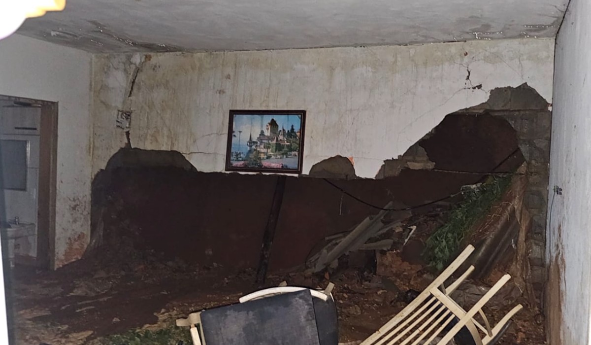 Deslizamento de terra atinge casa e deixa uma pessoa ferida em Jaguariúna