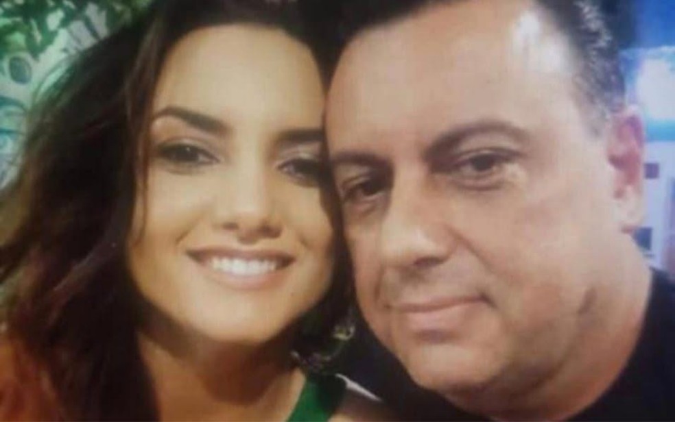 Vanessa Gonçalves Miranda, de 40 anos, e o namorado dela, o dentista Adilson Coelho de Paula, de 56, foram presos por suspeita de estelionato em Miguelópolis, SP — Foto: Reprodução/Redes Sociais
