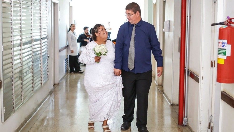 Após noiva ser internada às vésperas do casamento, psicóloga organiza cerimônia no hospital em Lins — Foto: Reprodução/Greco Estúdio