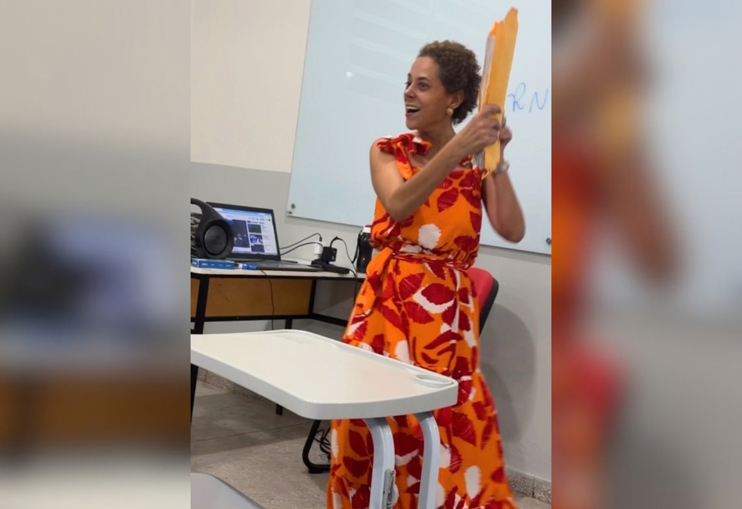 Professora faz coreografia ao entregar provas após notas baixas e viraliza com ‘isso aqui é bomba’; VÍDEO