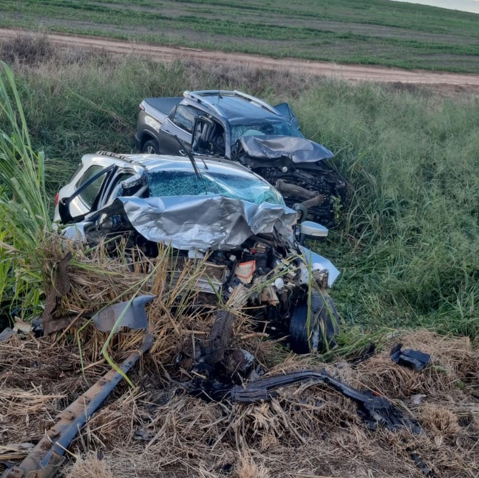 Acidente entre dois carros deixa dois mortos e três feridos — Foto: Corpo de Bombeiros/Divulgação