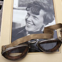 Uma foto pessoal original, inédita de Amelia Earhart, datada de 1937, em conjunto com os óculos que ela estava usando durante seu primeiro acidente de avião, vistos na sexta-feira, 9 de setembro de 2011, na Clars Auction Gallery, em Oakland, Califórnia — Foto: Ben Margot, Arquivo/AP