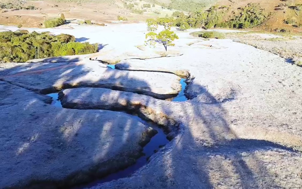 Geada cobre Serra da Mantiqueira, em Alagoa — Foto: William Siqueira