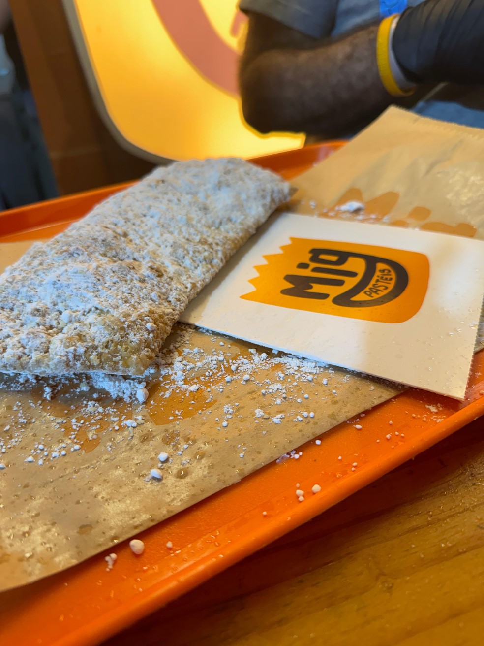 Pastel de carne com açúcar no São João de Campina Grande — Foto: Erickson Nogueira/g1