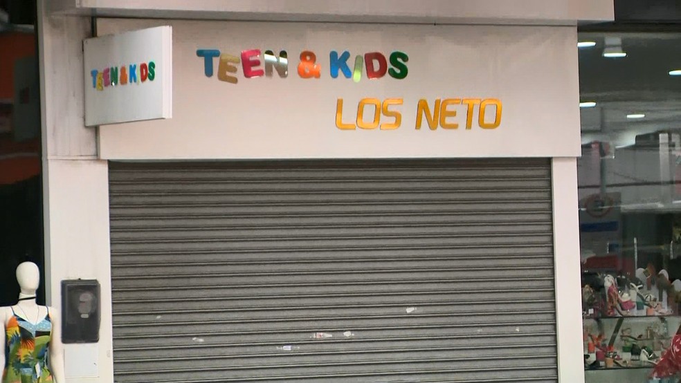 Mulher fica ferida ap s ser atingida por parte de teto de loja na
