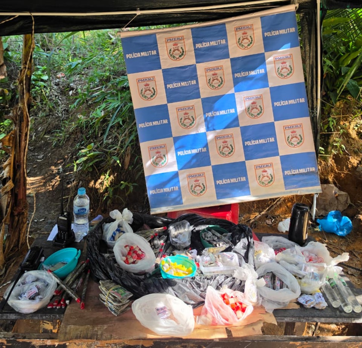 Dois homens são presos com mais de 3 kg de drogas em Angra dos Reis