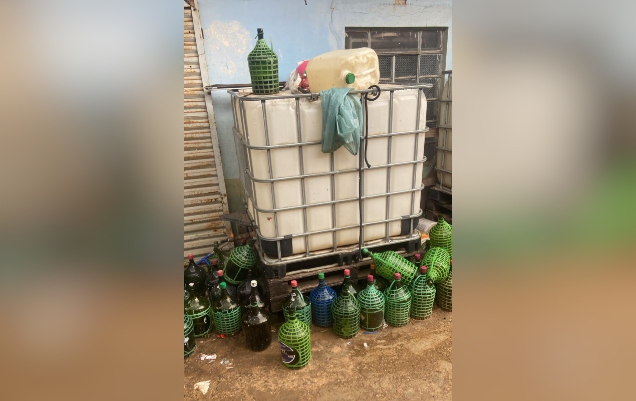 Polícia localiza galpão usado como fábrica clandestina de bebidas e rinha de galos em Tatuí