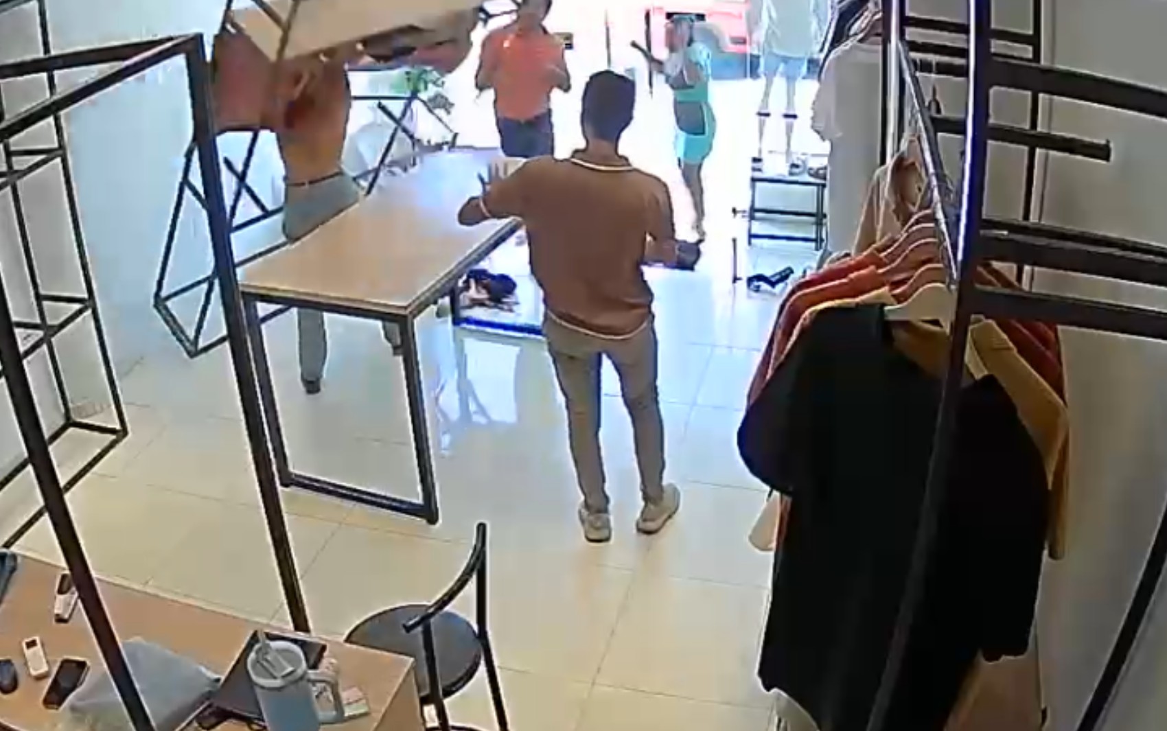 VÍDEO: cobrança de aluguel termina em confusão e danos em loja no interior da Bahia