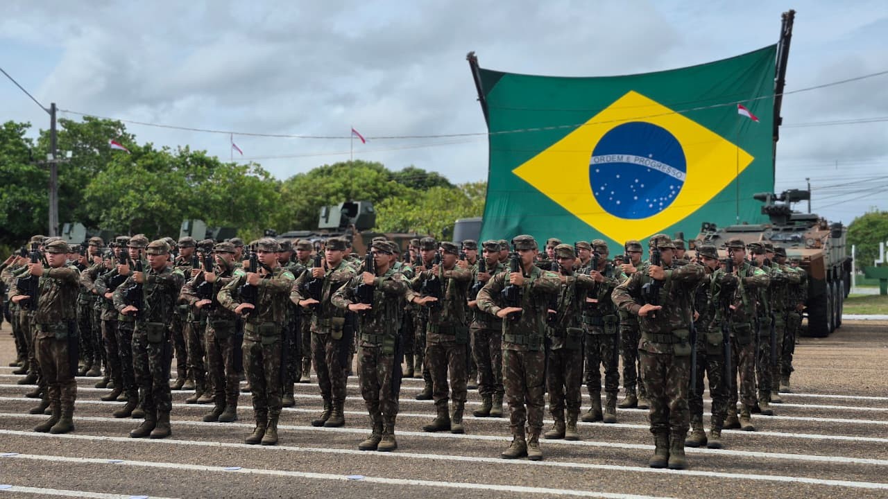 1ª Brigada de Infantaria de Selva celebra 378 anos do Exército com desfile militar e honrarias em RR