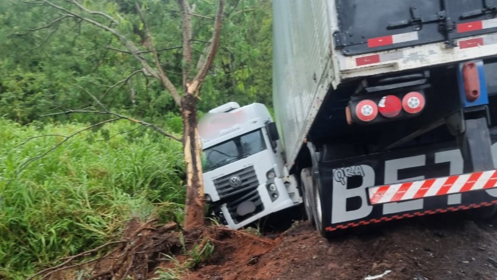 Passageiros do caminhão não ficaram feridos — Foto: Corpo de Bombeiros/Divulgação