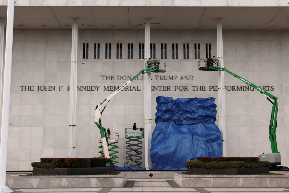 Fachada do Kennedy Center, com nome de Donald Trump inserido no início do letreiro original 'Centro Memorial John F. Kennedy de Artes Cênicas' em 19 de dezembro de 2025. — Foto: REUTERS/Kevin Lamarque