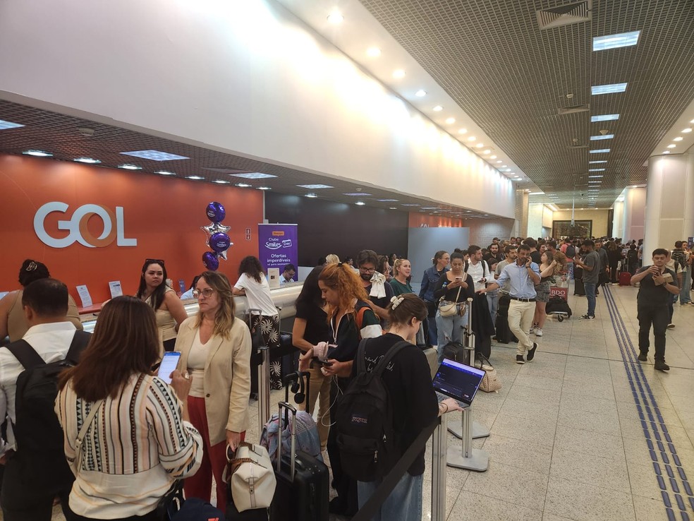 Passageiros enfrentaram filas no Santos Dumont — Foto: Raoni Alves/g1 Rio