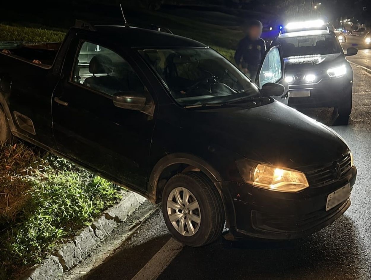 Homem bate e pneu estoura durante perseguição com picape roubada na Dutra