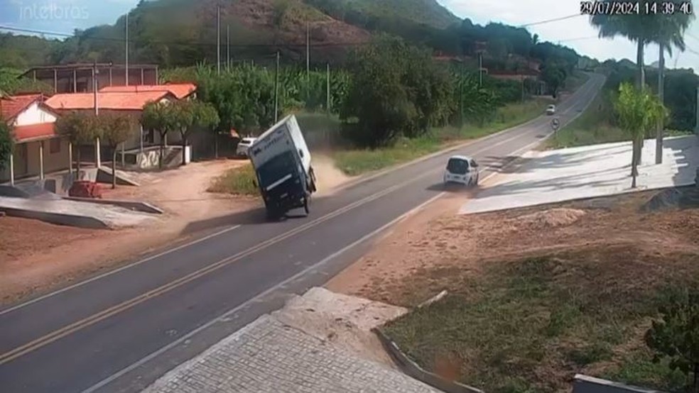 Caminhão baú perde o controle e tomba na CE-375, em Jucás, no interior do Ceará. — Foto: Reprodução