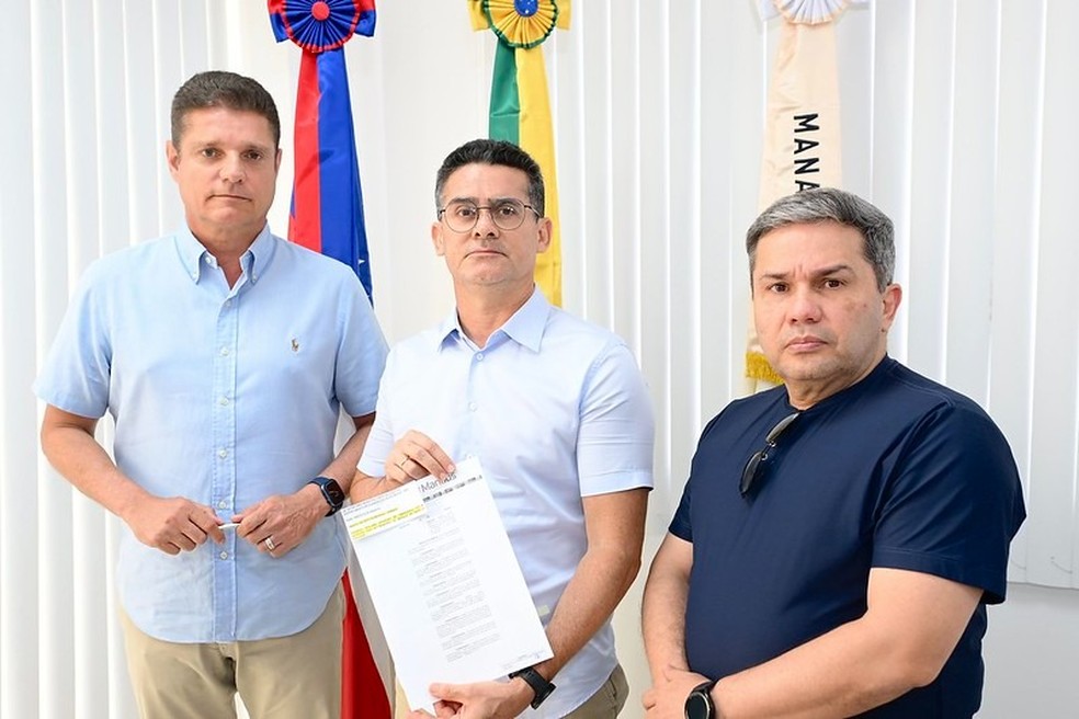 Prefeito de Manaus, David Almeida, ao centro, assinou decreto de emergência na capital — Foto: Altermar Alcântara/Semseg