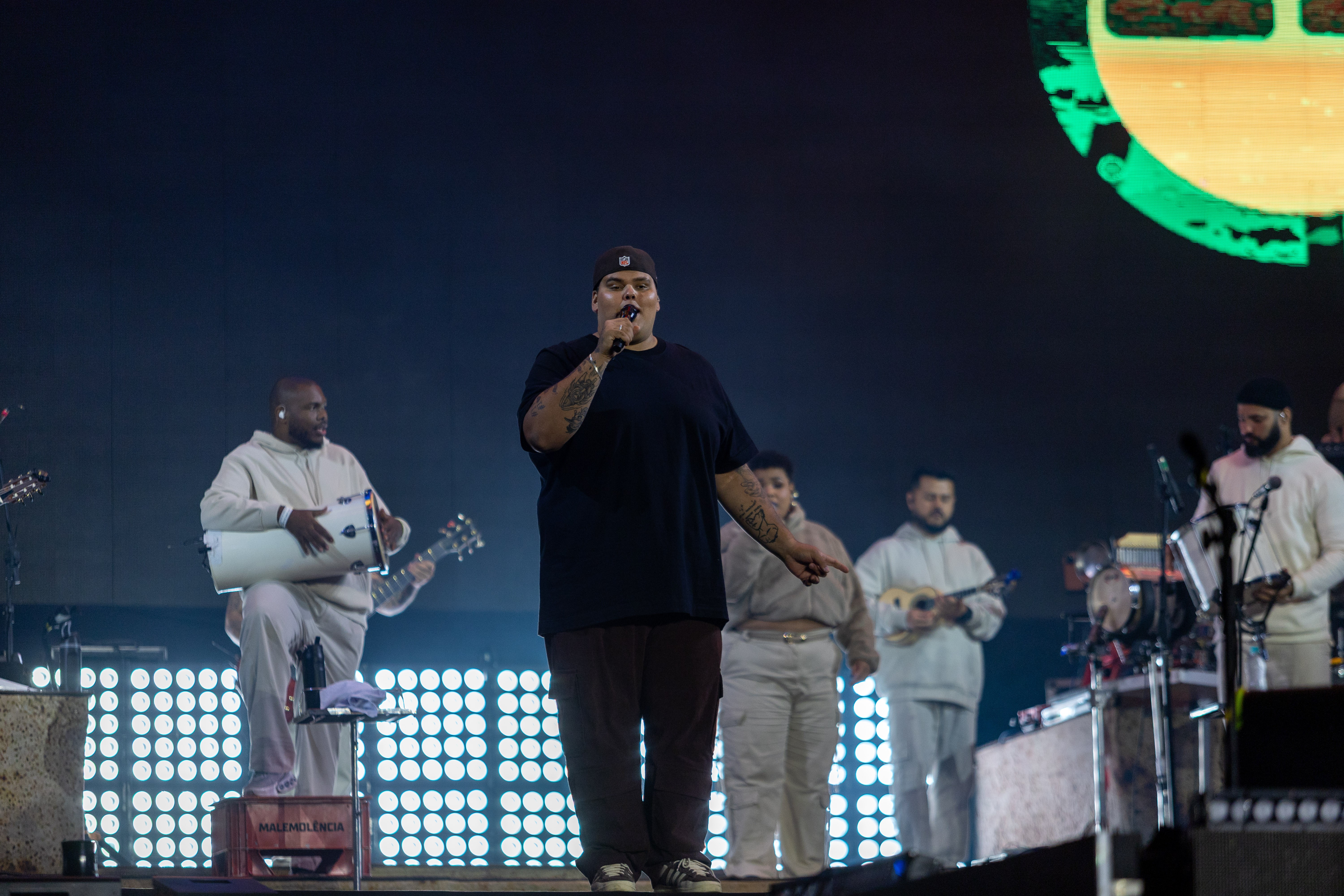 Menos é Mais aposta em clima de bar, desafio com fãs e hits na Festa do Peão de Americana