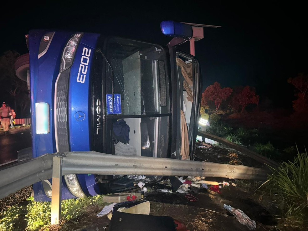 Ônibus tomba na rodovia BR-153 e deixa quatro mortos e 40 feridos, em Gurupi. — Foto: Divulgação/Bombeiros
