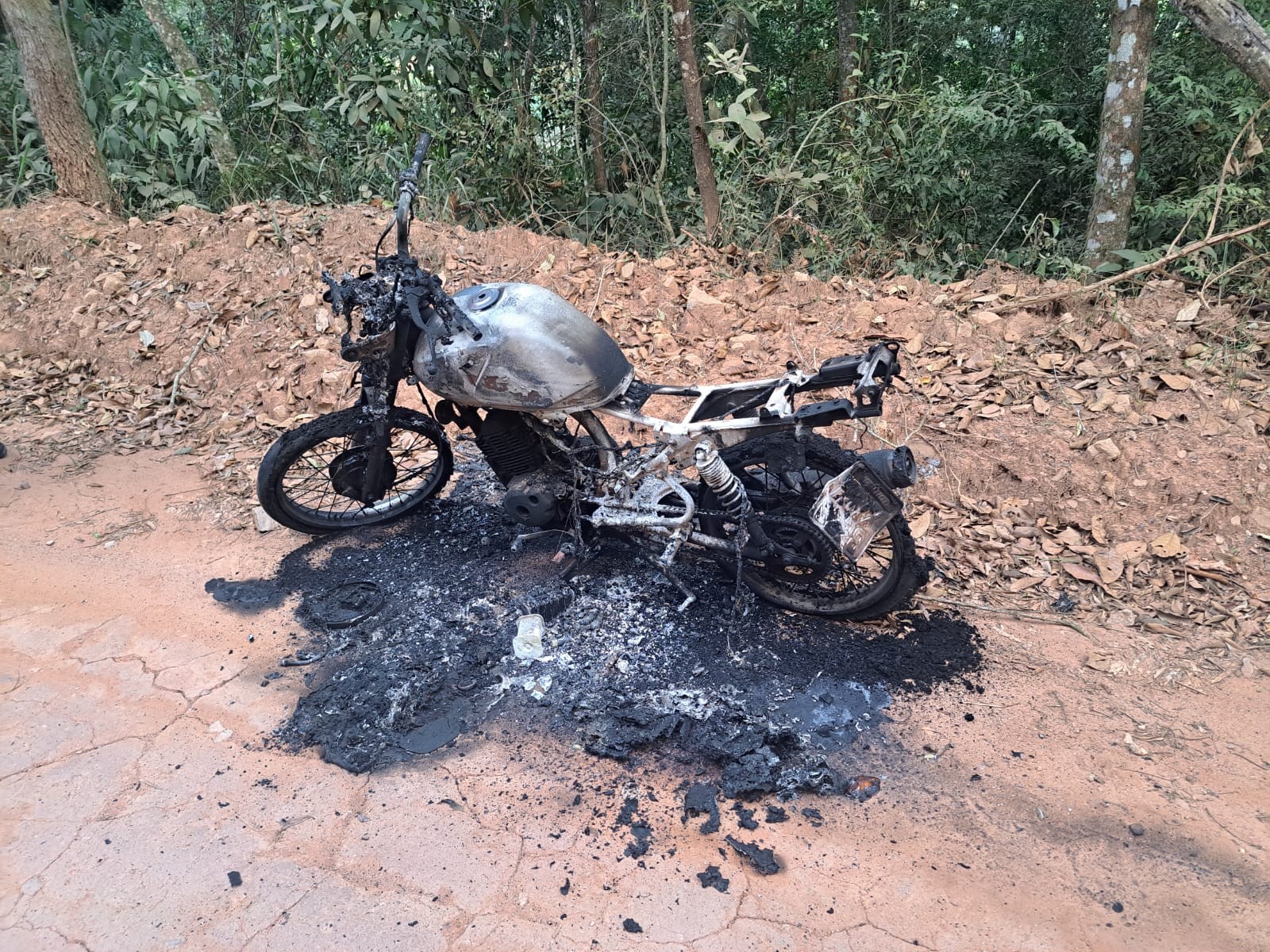 Corpo carbonizado é encontrado próximo à estrada de terra em Barbacena 