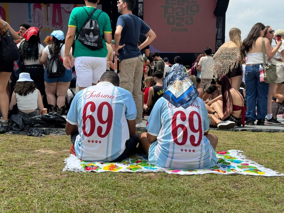 Público enfrenta calor, filas e horas de espera no Autódromo de Interlagos no primeiro dia do Lollapalooza Brasil 2026, enquanto se prepara para maratona de shows que tem Sabrina Carpenter como principal atração da noite. — Foto: João de Mari/g1