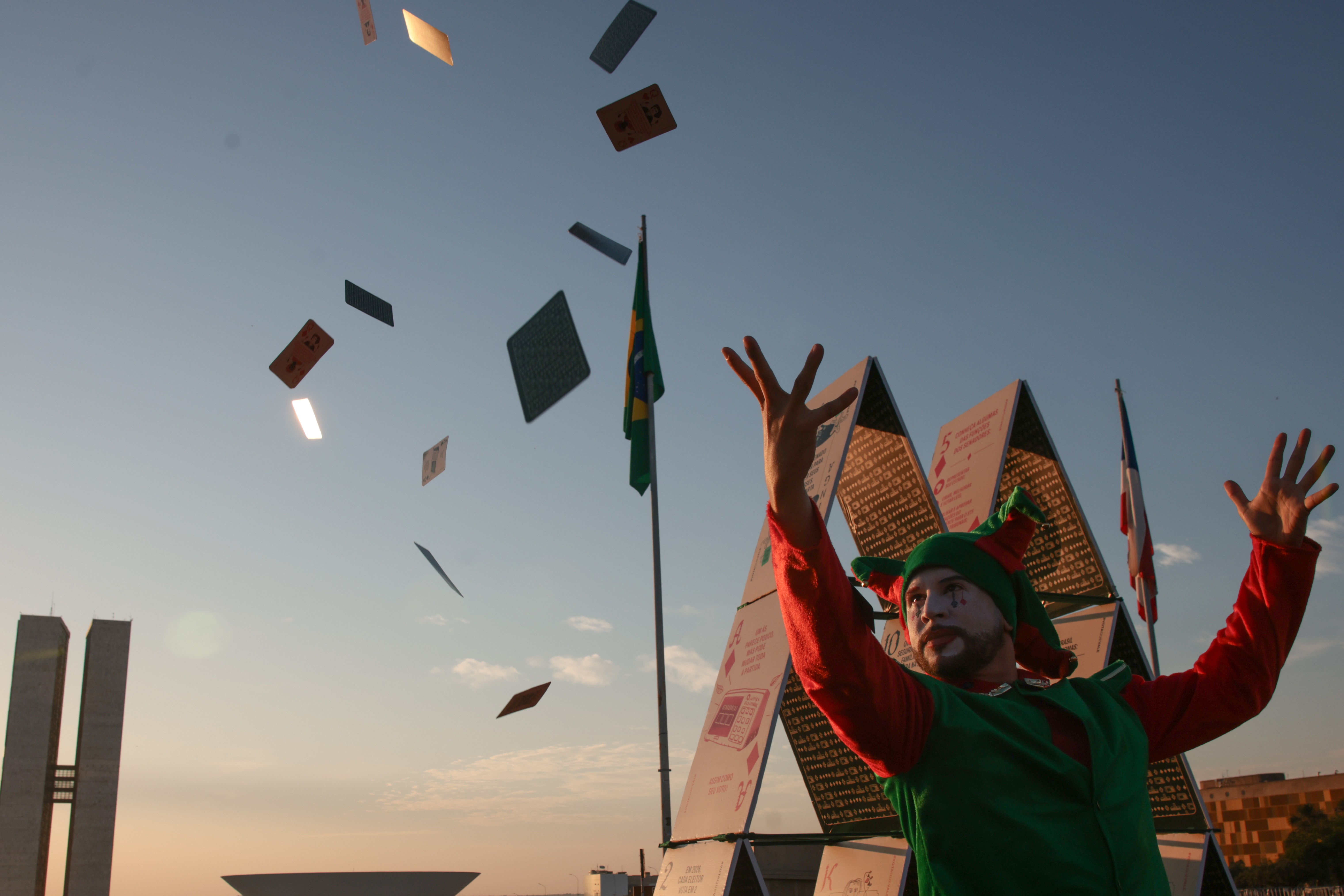 Greenpeace monta 'castelo de cartas' em frente ao Congresso