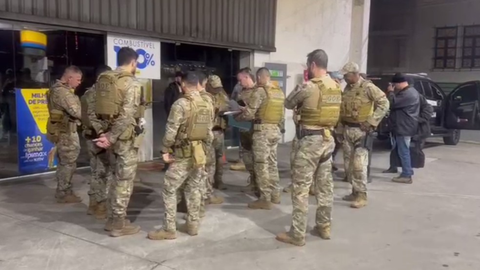 Policiais civis de Rio Preto (SP) cumprem mandados de prisão na baixada santista — Foto: Polícia Civil/Divulgação