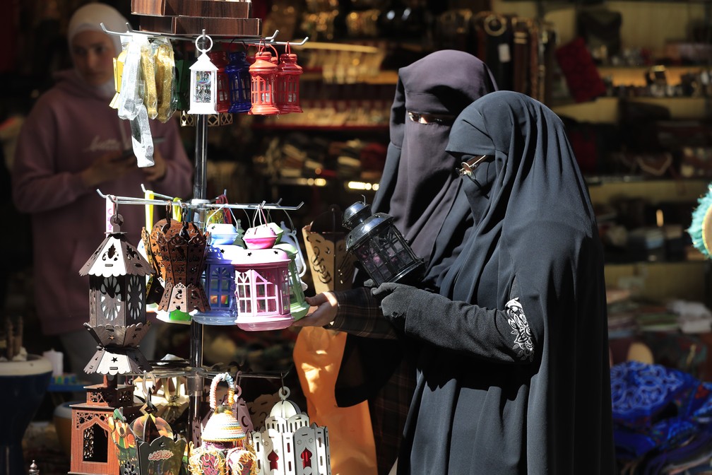 Mulheres utilizam vestes islâmicas em loja no Líbano em 21 de março de 2023 — Foto: Mohammed Zaatari/AP