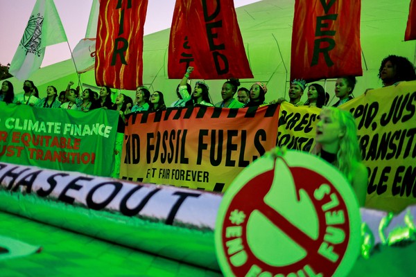 Ativistas protestam contra combustveis fsseis na COP28, em Dubai. - Foto: Thaier Al-Sudani/Reuters