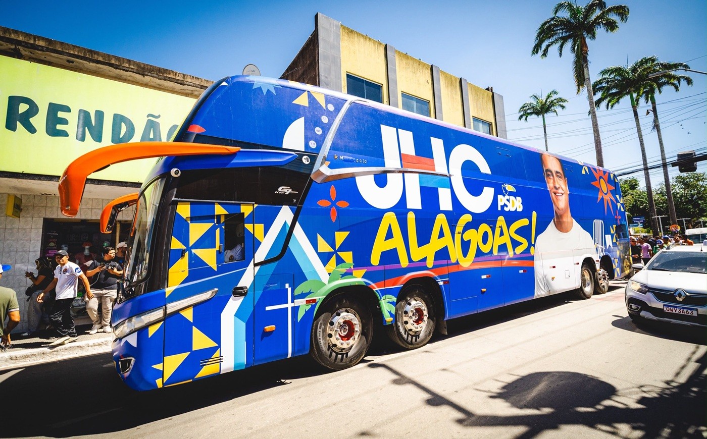 TRE-AL proíbe circulação de ônibus usado por JHC por suspeita de propaganda eleitoral antecipada