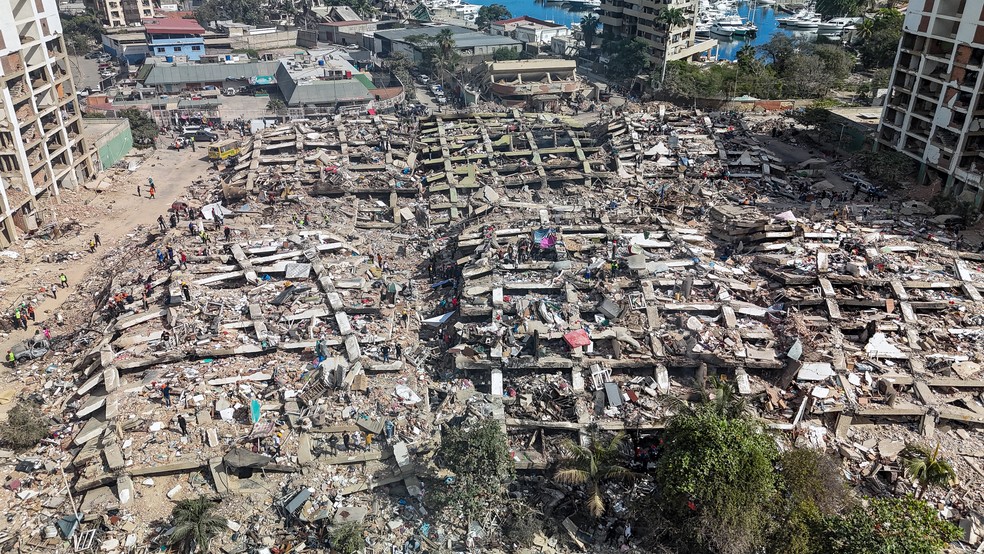 Prédios destruídos por terremotos em Caraballeda, no estado de La Guaira, na Venezuela, em 28 de junho de 2026. — Foto: Miguel Medina/Pool/AFP