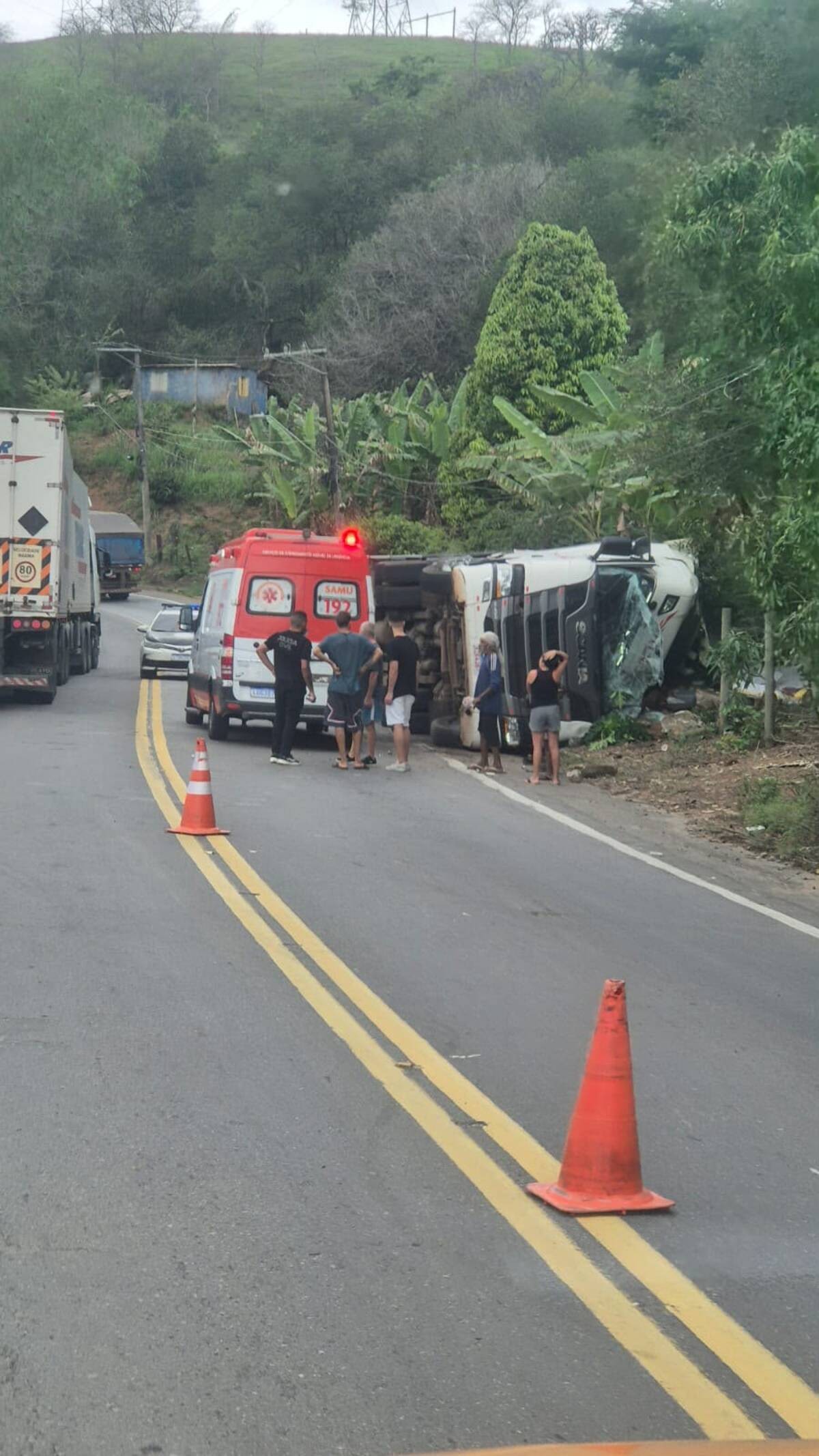 Carreta tomba e deixa homem ferido na BR-393, em Sapucaia
