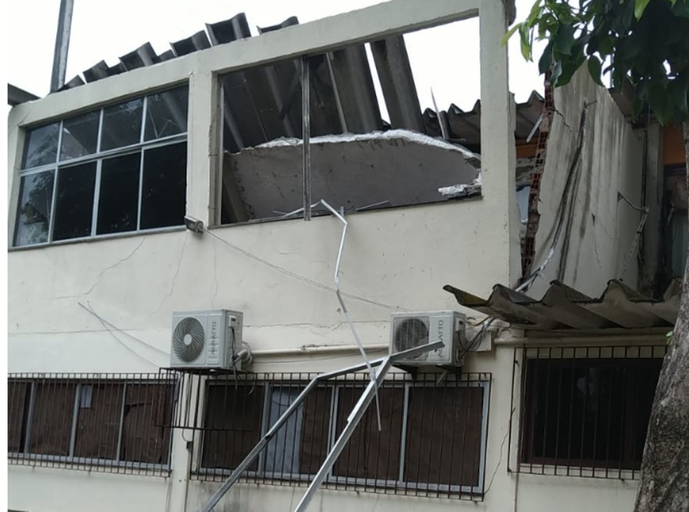 Parte do teto da diretoria-geral do Departamento Estadual de Trânsito da Bahia (Detran-BA) desabou na madrugada desta terça — Foto: Redes sociais