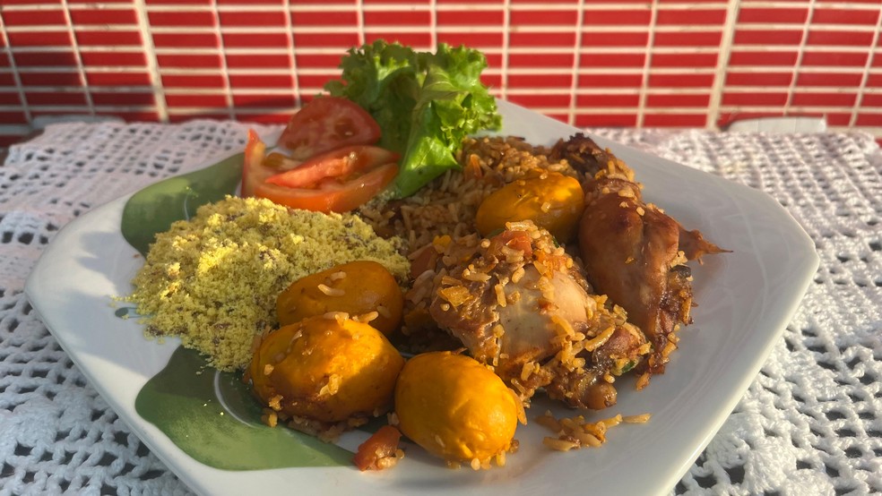 Família ensina preparo de pequi com frango e arroz no MT1 — Foto: Lelo Nascimento