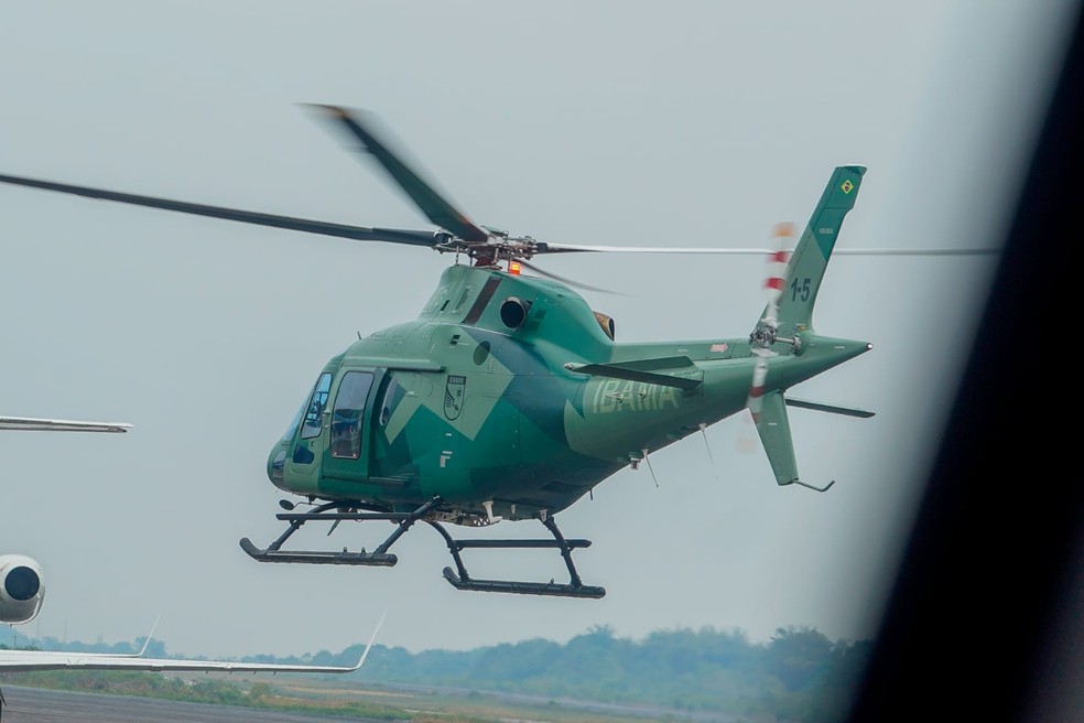 Helicóptero do Ibama em combate a incêndios no Amazonas — Foto: Divulgação/Ibama