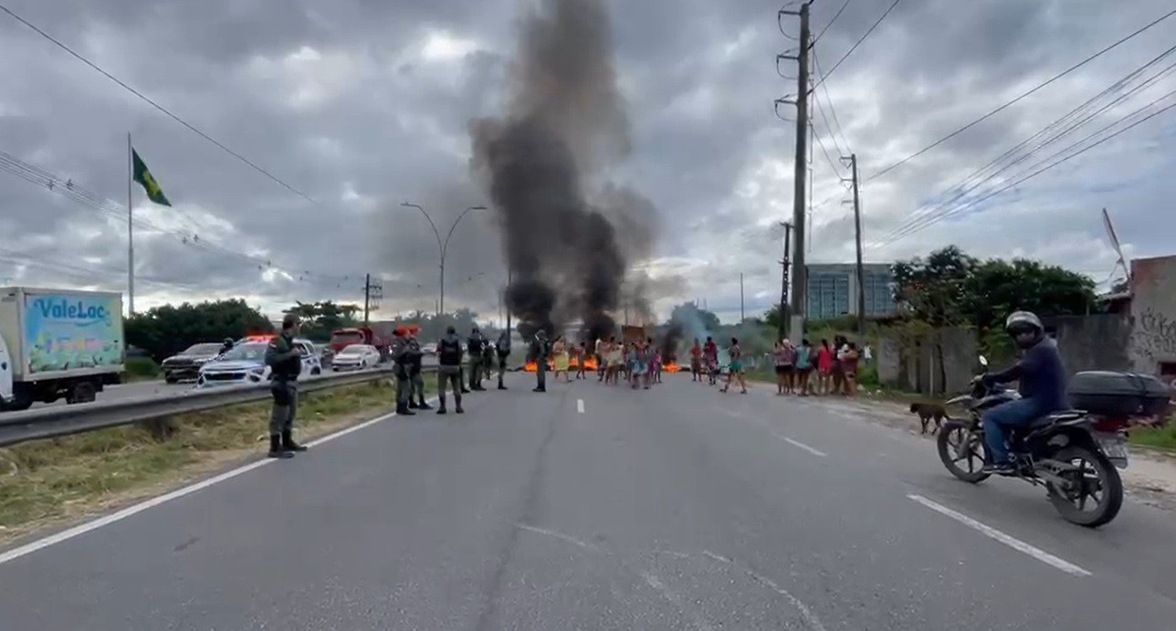 Pelo 2º dia seguido, famílias fecham avenidas do Recife em protestos para cobrar auxílio para vítimas das chuvas