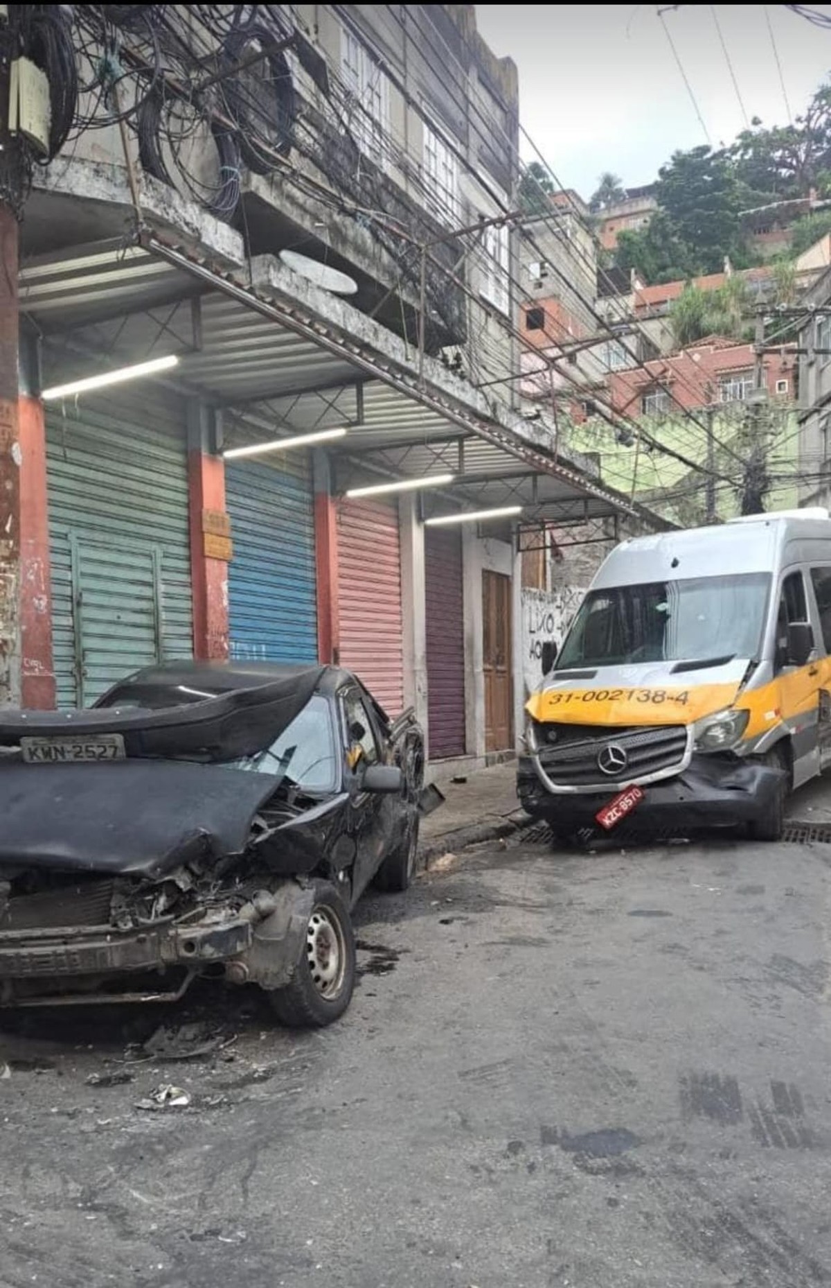 Blindado da Polícia Bate Em Van Escolar e Carro Durante Operáfão No Fallet
