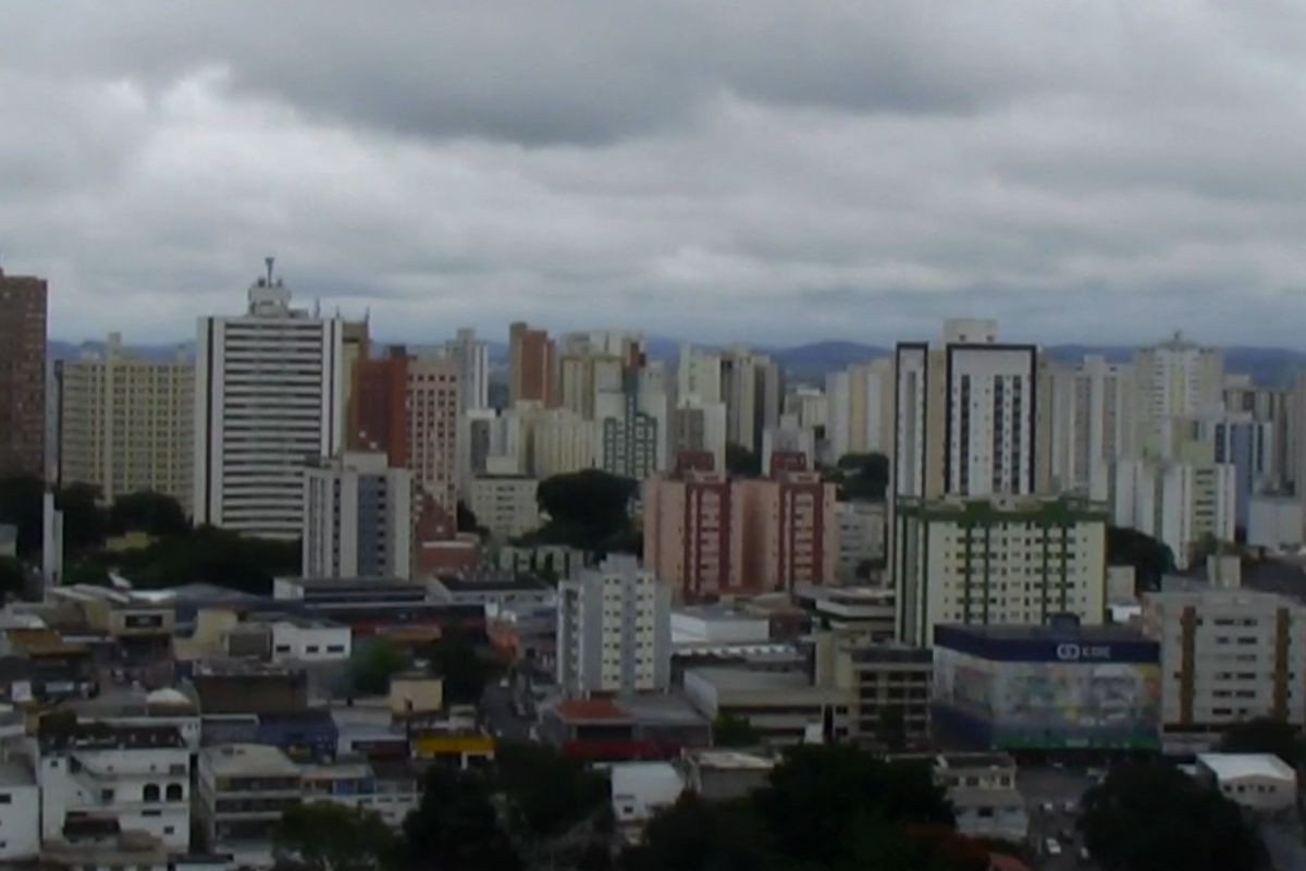 Céu nublado, pancadas de chuva e temperaturas 5º abaixo da média: como fica o tempo no Vale e região 