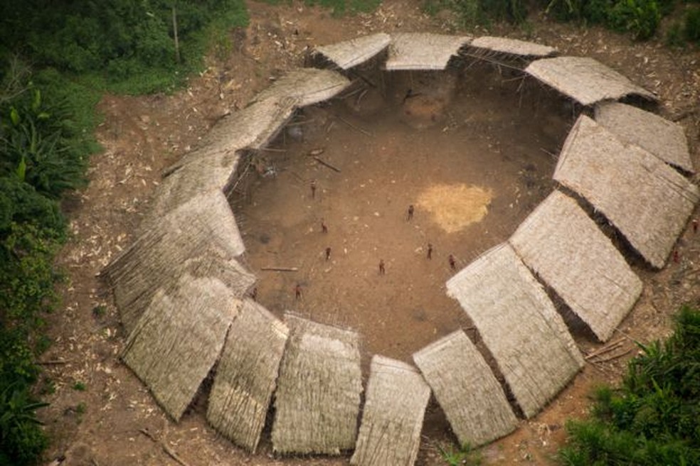 Malocas de indígenas isolados no território yanomami. — Foto: Funai/Arquivo