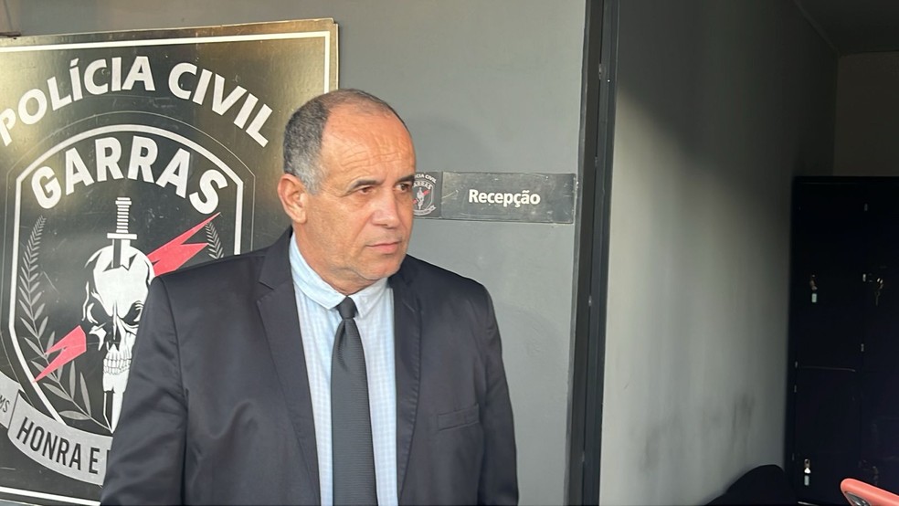 Suspeito se apresentou à polícia na presença do advogado, Amilton Ferreira — Foto: Vinícius Souza