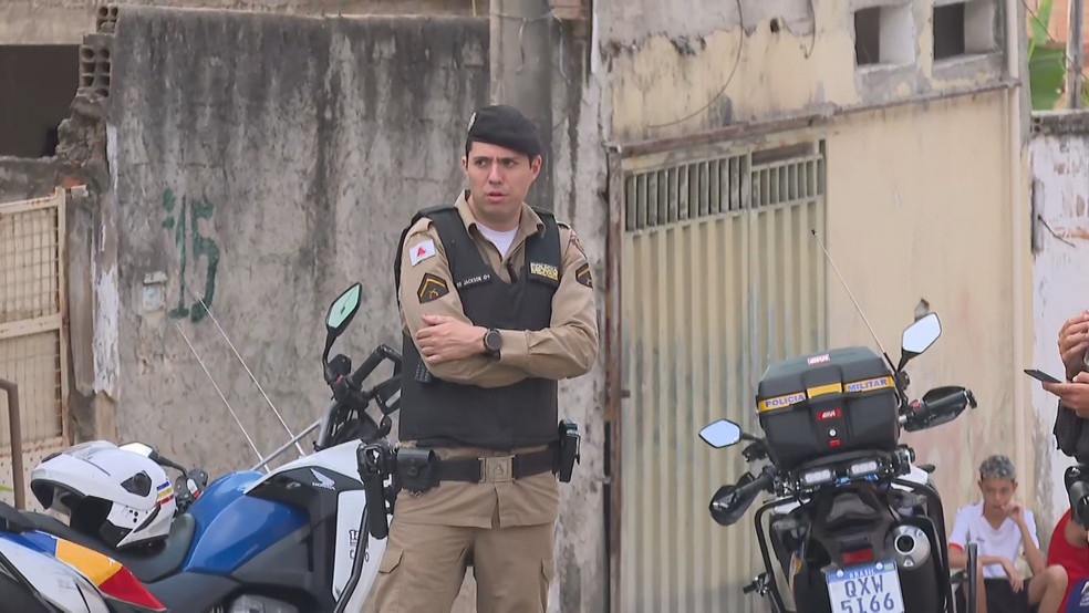 Ao fazer buscas em uma casa, PM apreende pinos e cocaína e crack. — Foto: Hebert Cabral - TV Globo