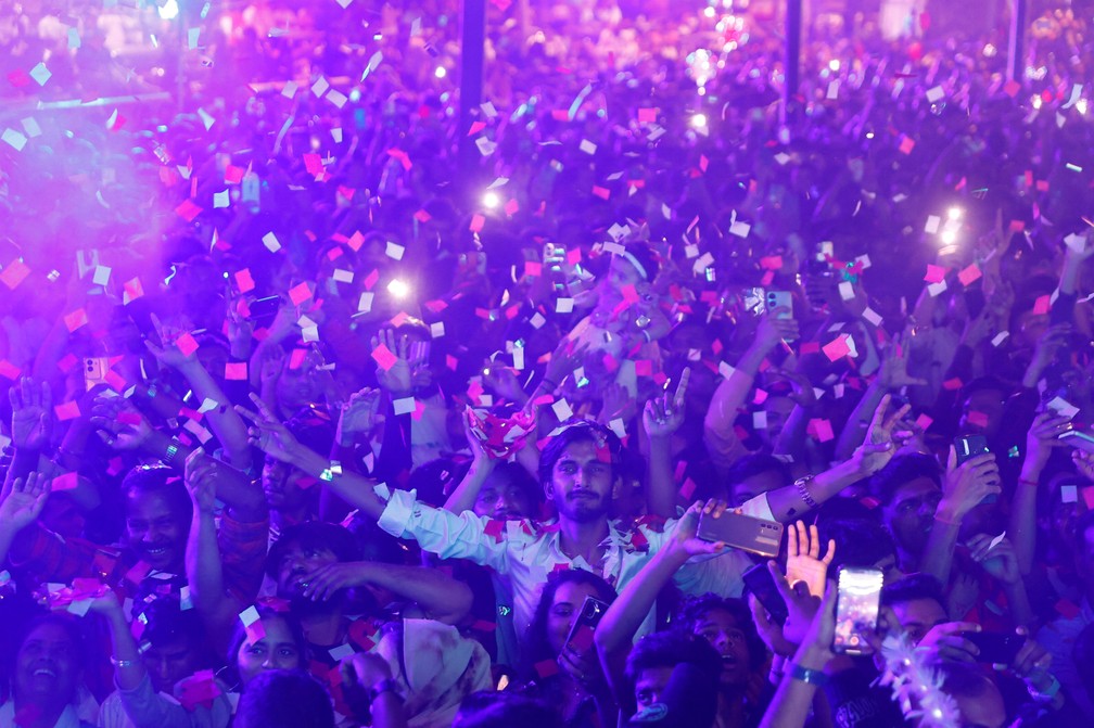 Pessoas dançam durante uma festa de celebração ao ano novo em Mumbai, na Índia. — Foto: Francis Mascarenhas/ Reuters