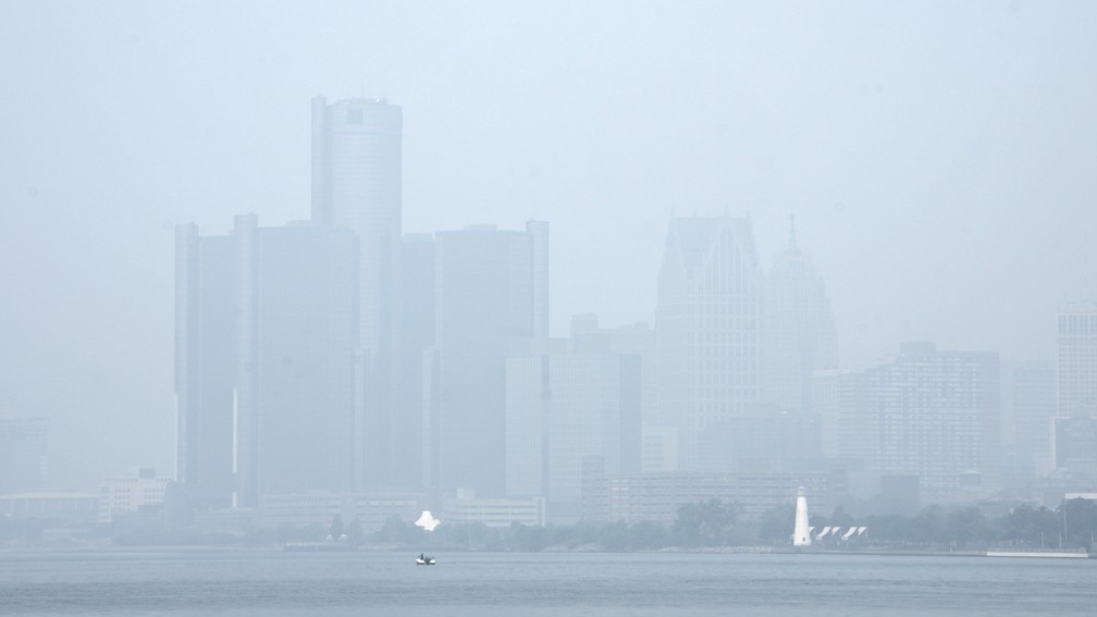 Fumaça dos incêndios ambientais do Canadá chegam a Detroit, nos Estados Unidos.  — Foto:  Foto: AP/Paul Sancya
