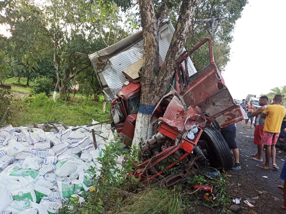 Caminhão ficou completamente destruído devido ao impacto do acidente — Foto: Divulgação/PRF