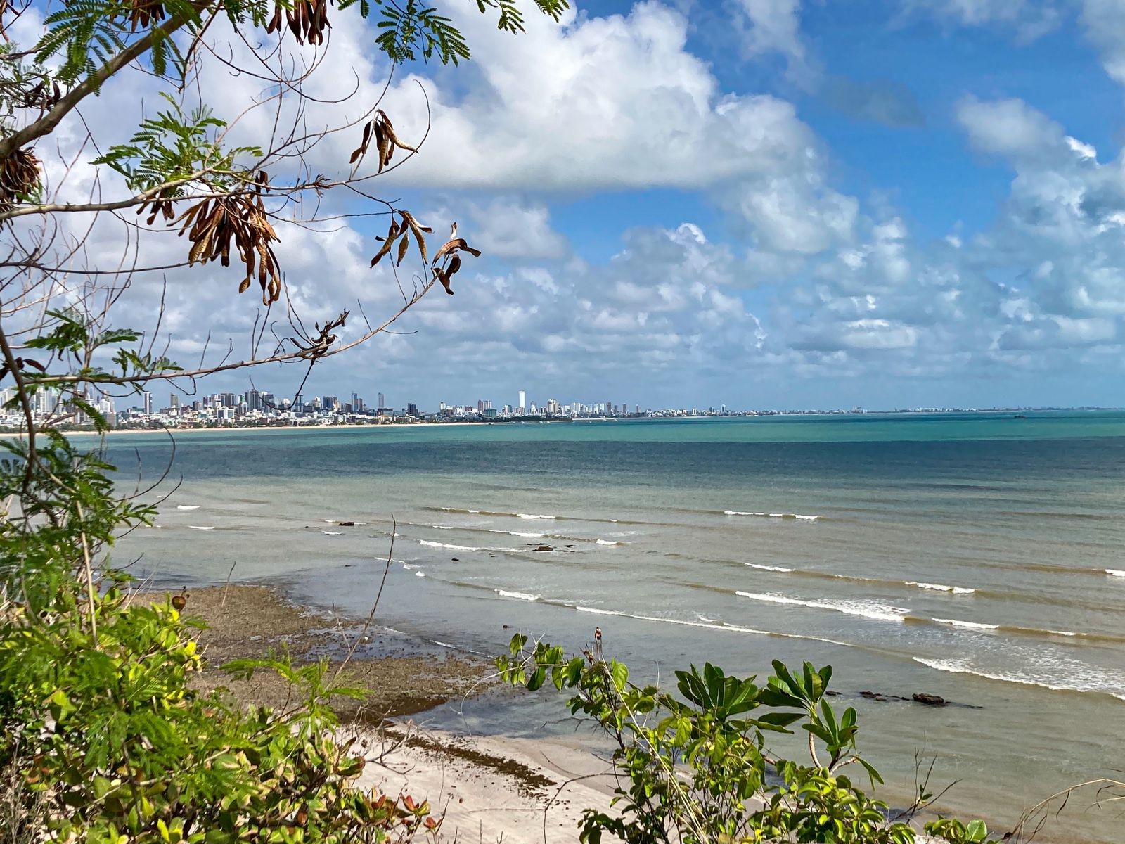 Praias do Cabo Branco e Tambaú são destaque para turistas que visitam a Paraíba 