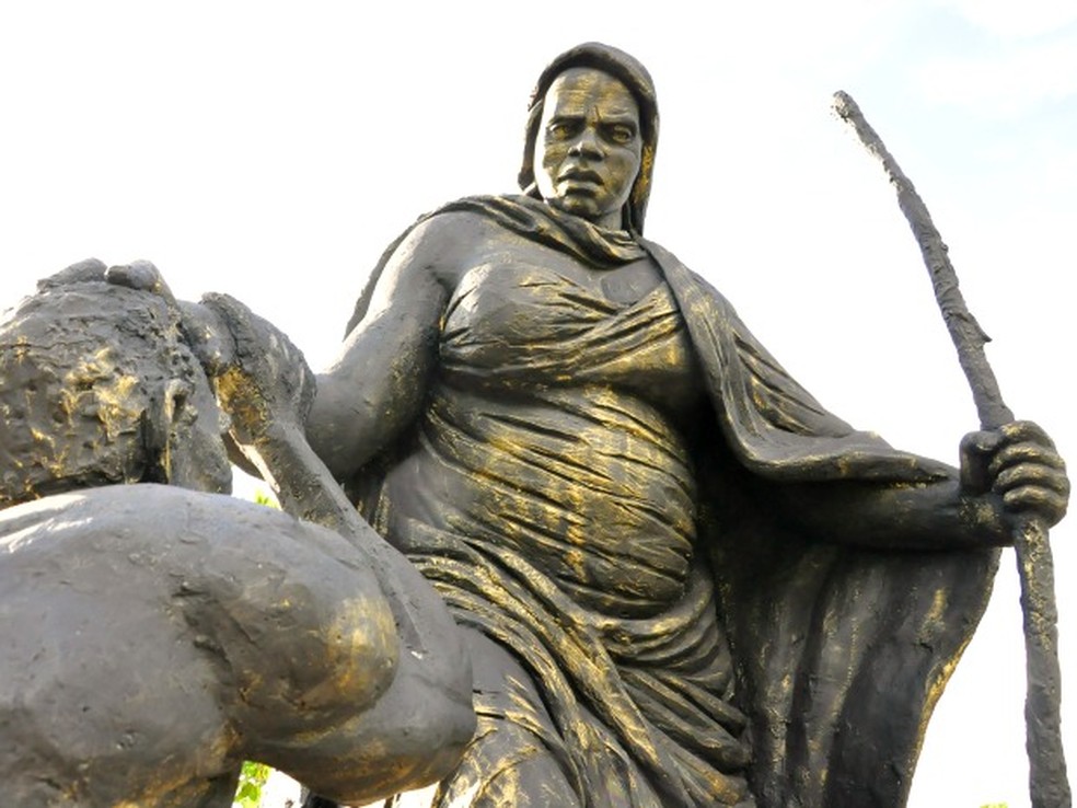 Estátua de Mãe Bonifácia no parque que leva o nome da curandeira negra — Foto: Renê Dióz/g1