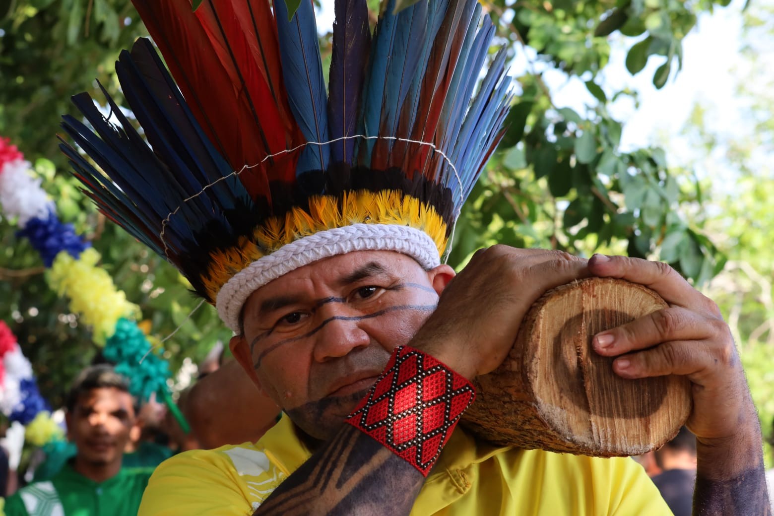 Exposição 'Sairé - Celebração, louvor e disputa dos Botos' de Alexandre Baena chega a SP