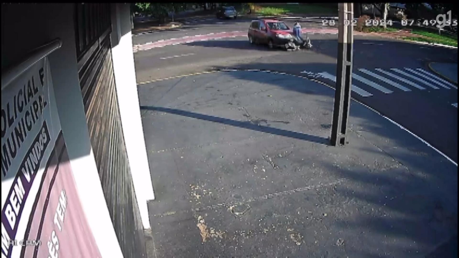 Mulher morre após ser arremessada de moto em acidente; vídeo mostra carro furando preferencial antes de atingi-la